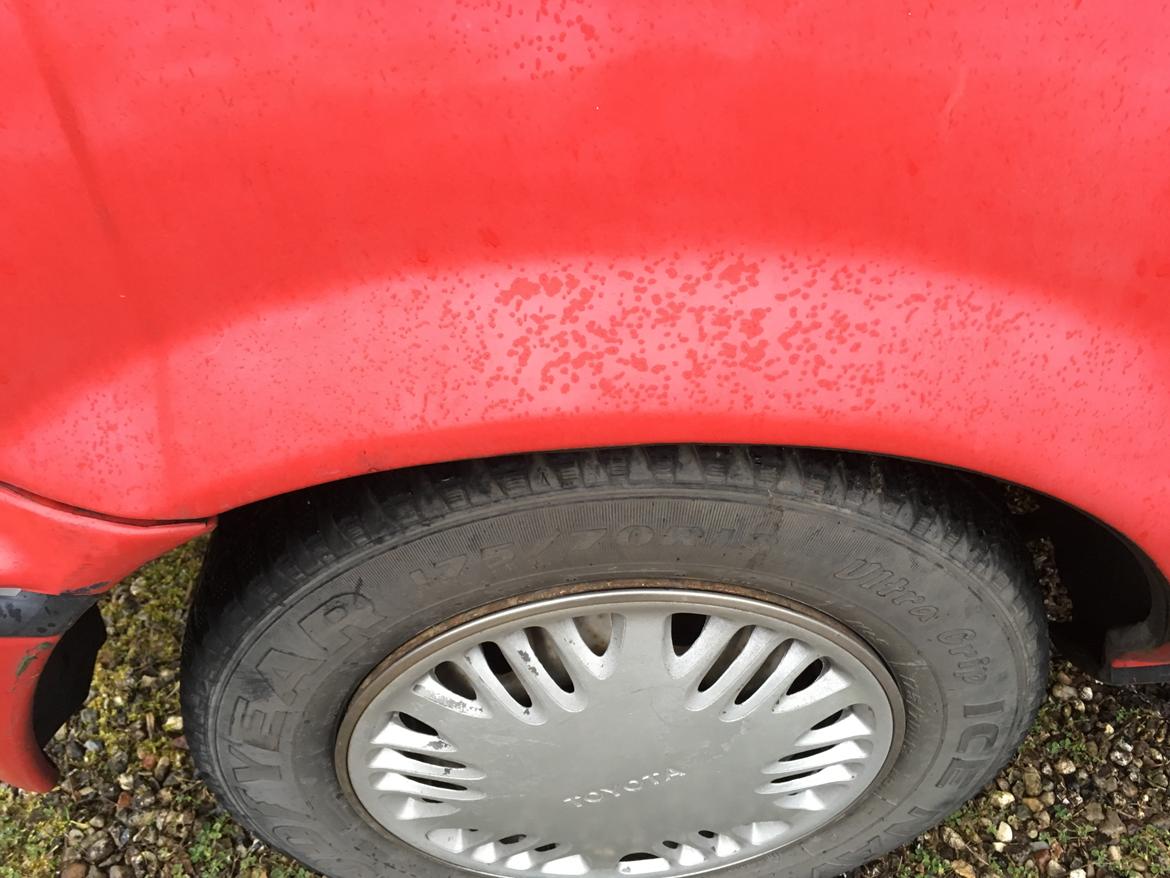 Toyota Corolla E9 Lykkehjulet - Højre bagskærm. Billederne er taget i Januar 2017. Bilen har stået stille fra Oktober og står stadig stille da jeg har firmabil. billede 18