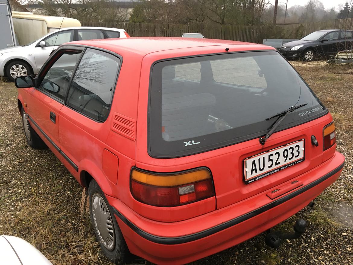 Toyota Corolla E9 Lykkehjulet - Billederne er taget i Januar 2017. Bilen har stået stille fra Oktober og står stadig stille da jeg har firmabil. billede 11