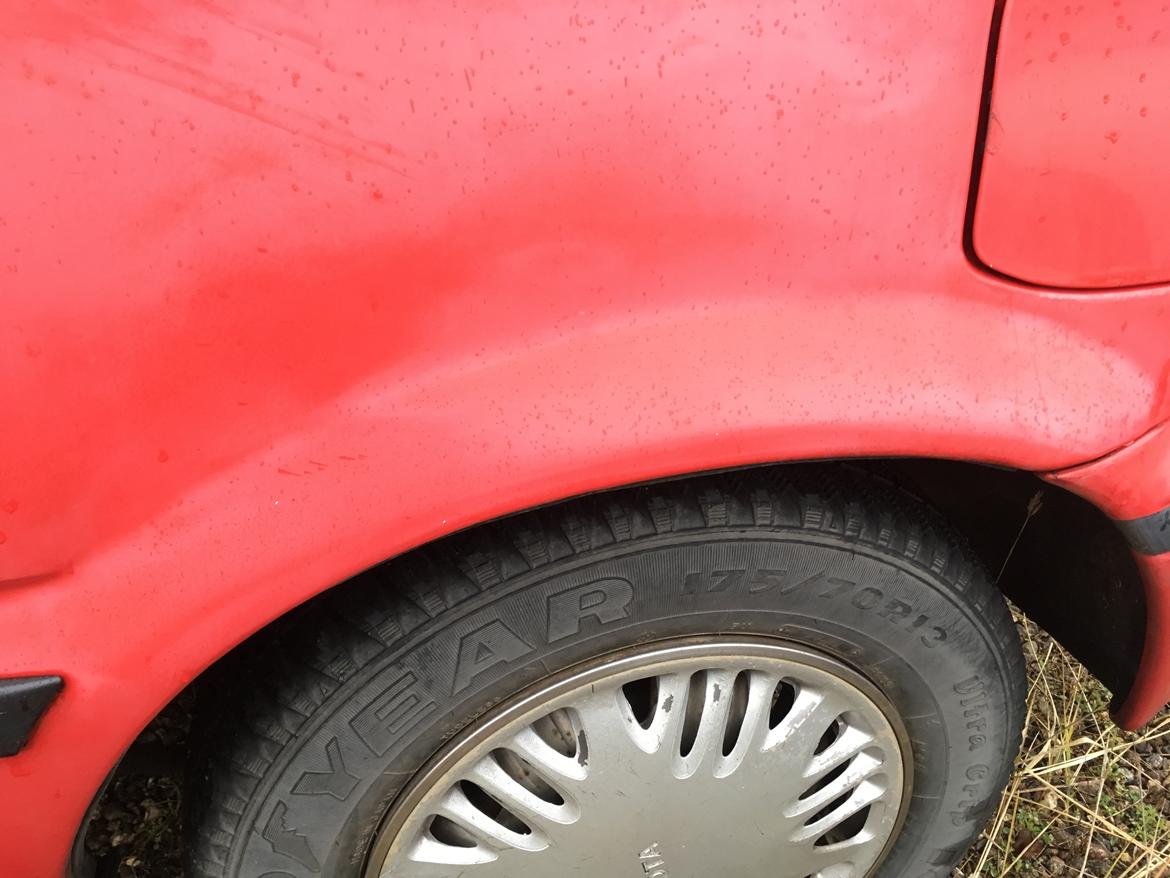 Toyota Corolla E9 Lykkehjulet - Venstre bagskærm. Billederne er taget i Januar 2017. Bilen har stået stille fra Oktober og står stadig stille da jeg har firmabil. billede 17