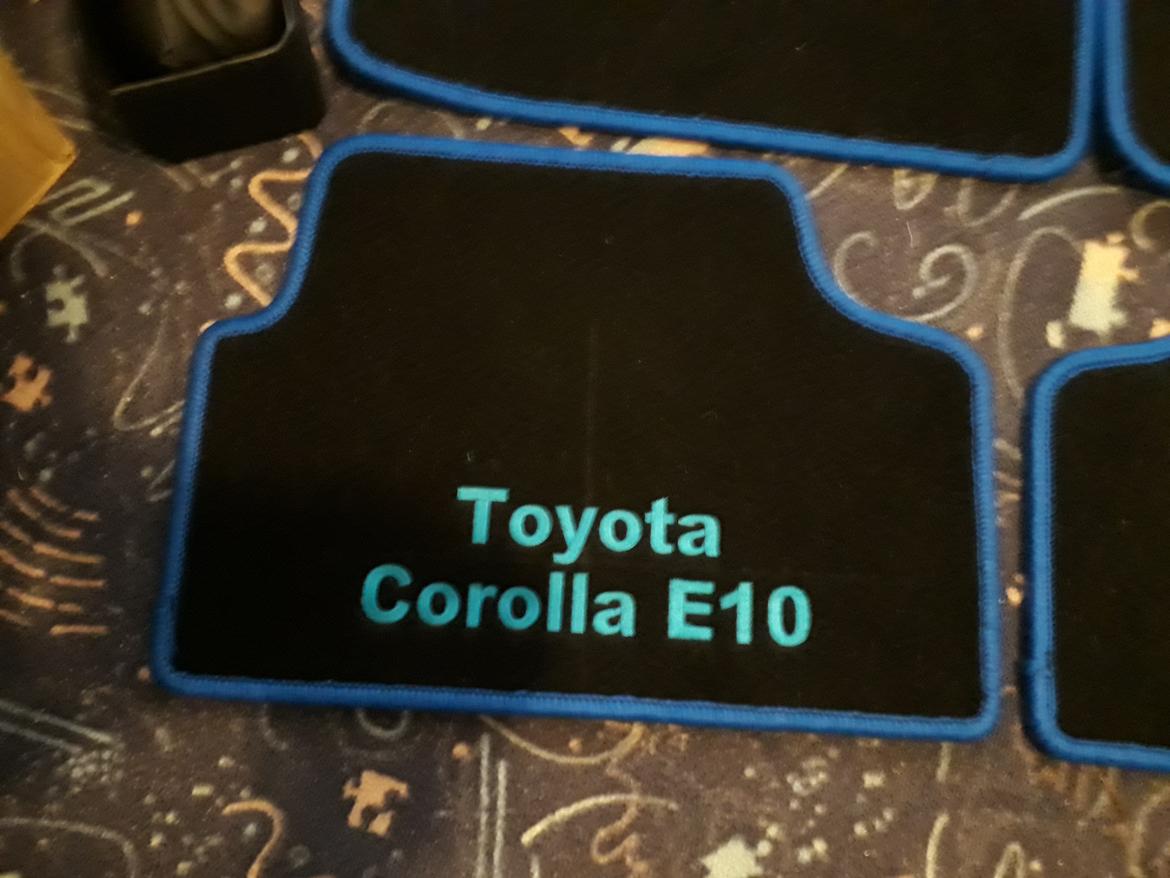   projekt  styling Corolla E10 sedan  - specielle bundmåtter hvor der står Toyota Corolla E10 med tyksis blå skrift som er syg i måtter. billede 99
