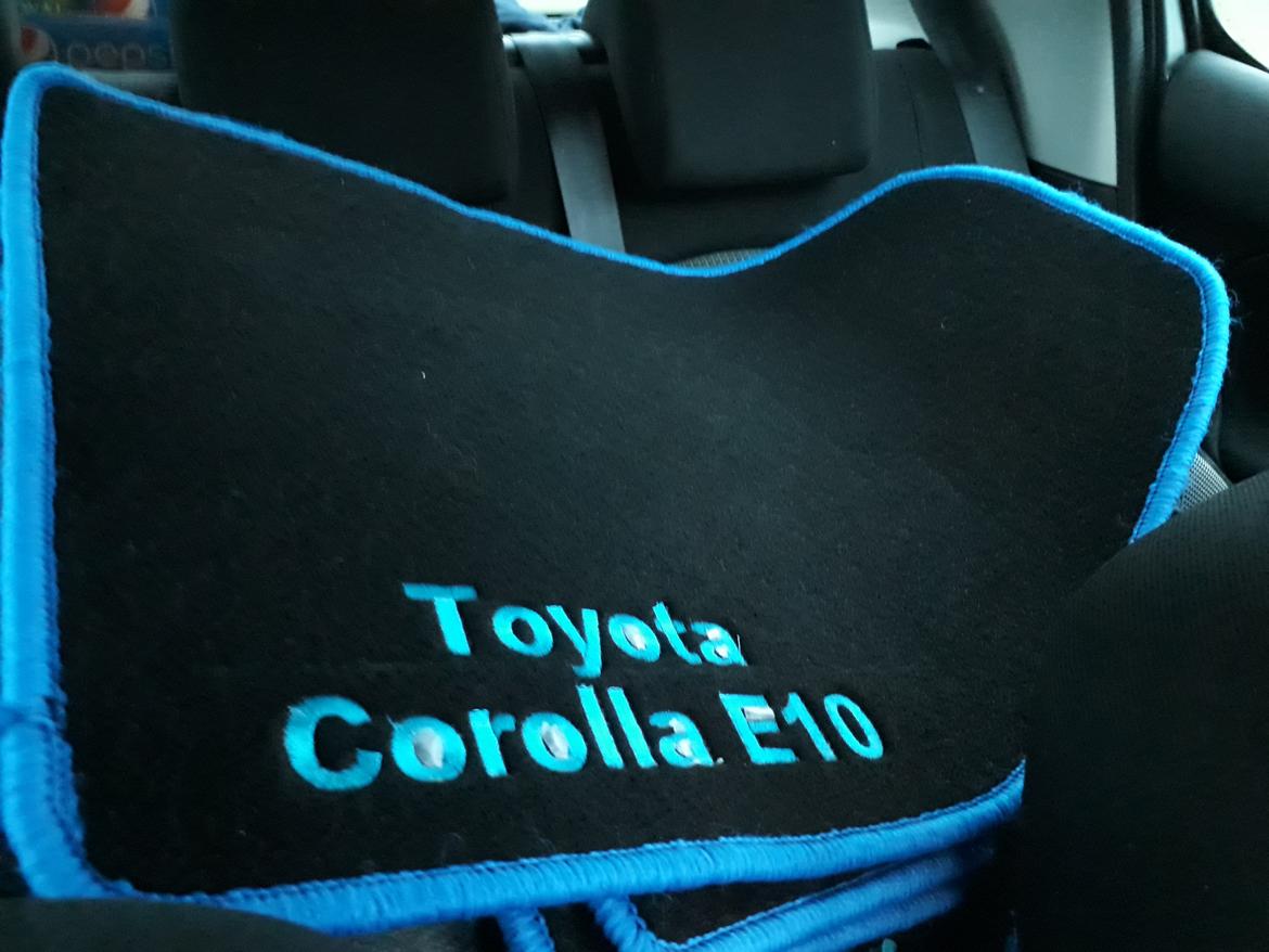   projekt  styling Corolla E10 sedan  - specielle bundmåtter hvor der står Toyota Corolla E10 med tyksis blå skrift som er syg i måtter. billede 95