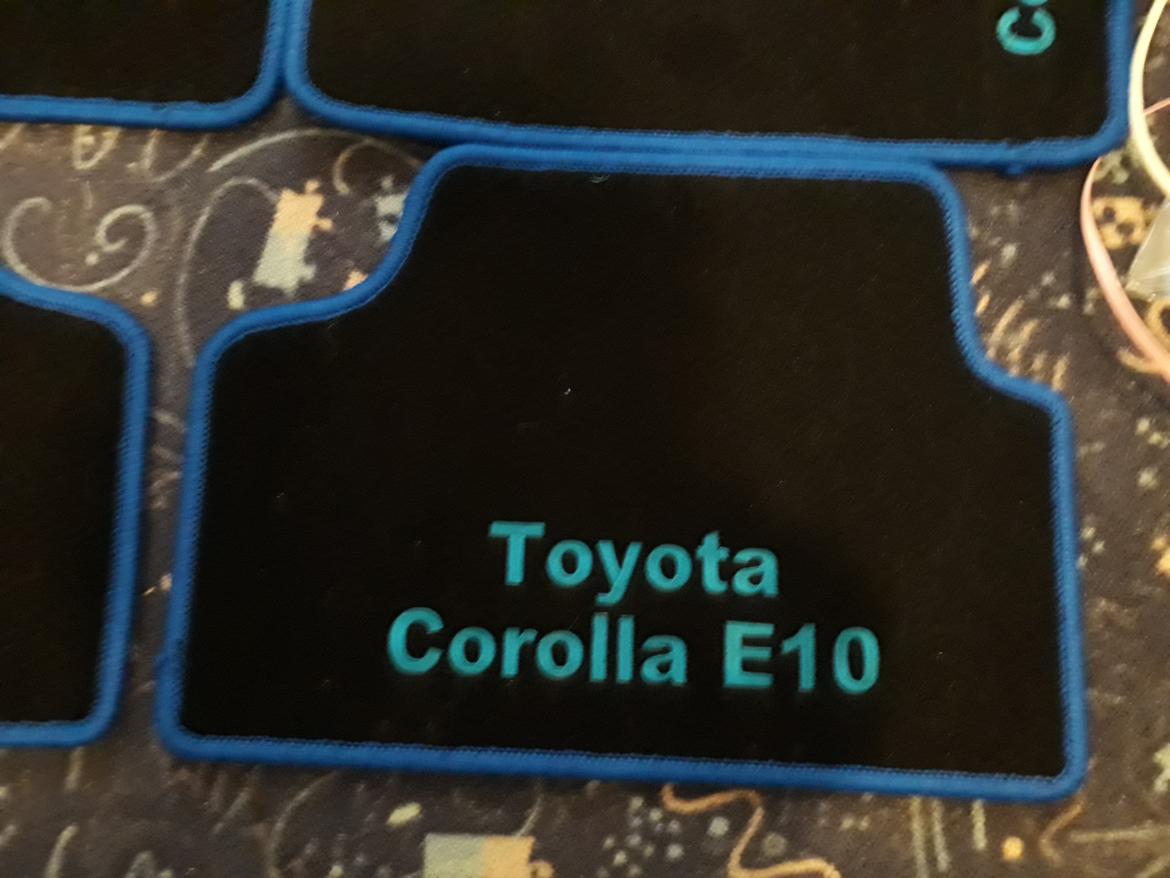   projekt  styling Corolla E10 sedan  - specielle bundmåtter hvor der står Toyota Corolla E10 med tyksis blå skrift som er syg i måtter. billede 98