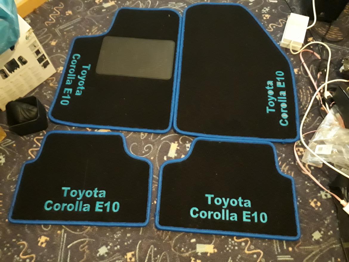   projekt  styling Corolla E10 sedan  - specielle bundmåtter hvor der står Toyota Corolla E10 med tyksis blå skrift som er syg i måtter. billede 100