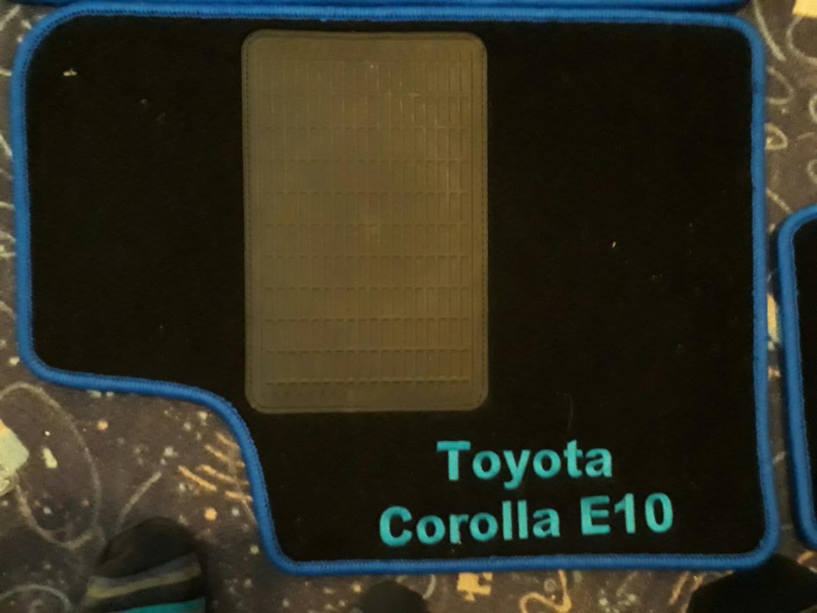   projekt  styling Corolla E10 sedan  - specielle bundmåtter hvor der står Toyota Corolla E10 med tyksis blå skrift som er syg i måtter. billede 96