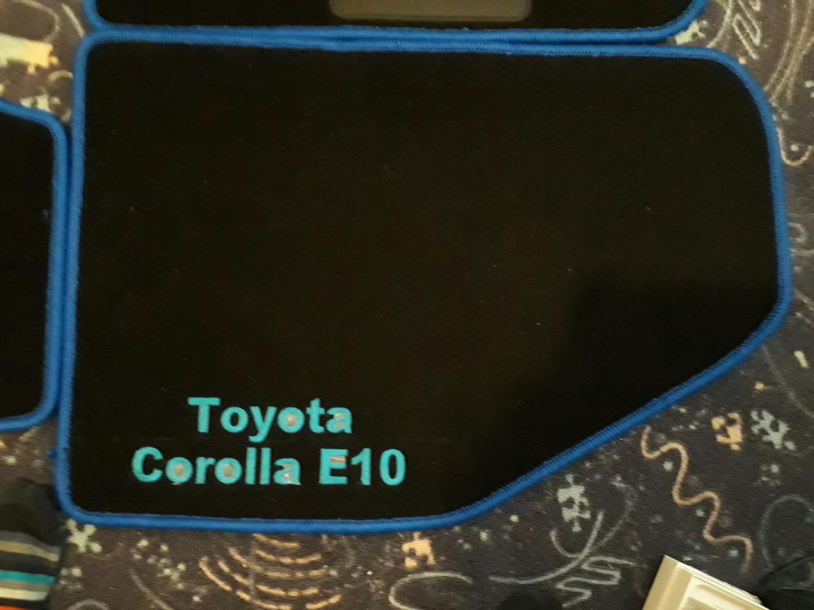   projekt  styling Corolla E10 sedan  - specielle bundmåtter hvor der står Toyota Corolla E10 med tyksis blå skrift som er syg i måtter. billede 97