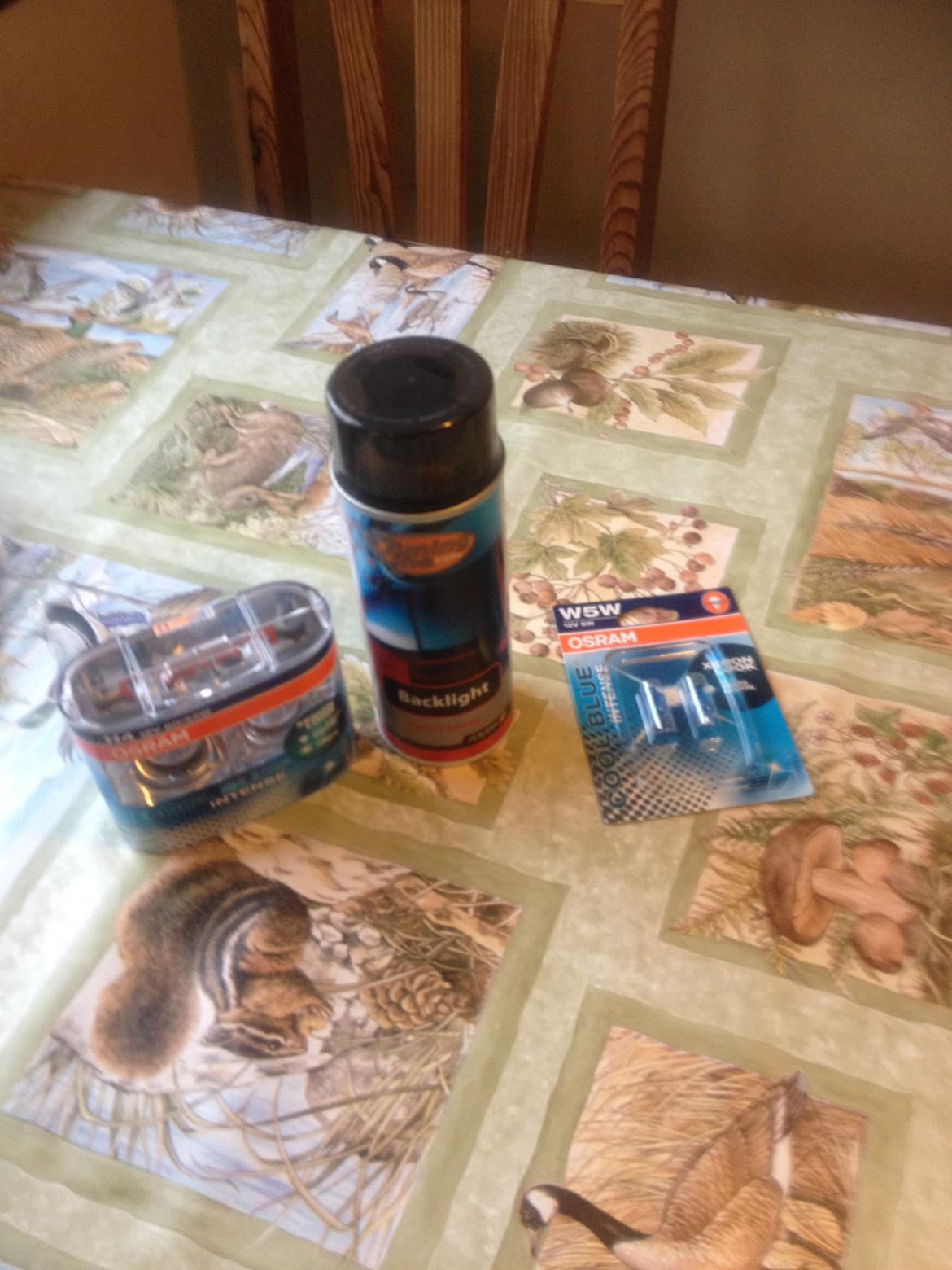   projekt  styling Corolla E10 sedan  - fik købt tonedes spray og cool blue pære til bilen billede 19