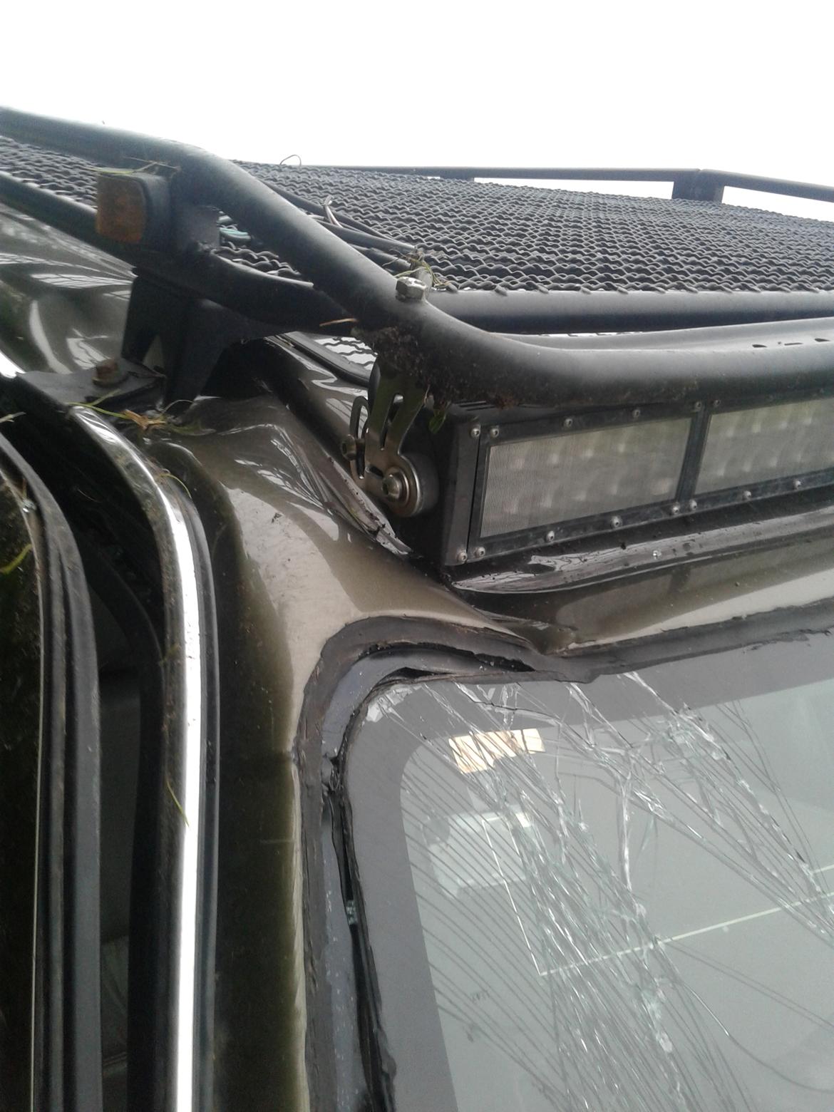 Nissan patrol y61 Renovering - imponerende hvordan lysbommen ikke har taget skade men har istedet trykket taget ind.. billede 7