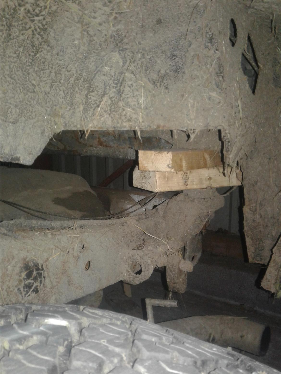 Nissan patrol y61 Renovering - bilen blev stille og roligt løftet op på træklodser, så jeg kunne se hvad der manglede af blive koblet fra inden karosseriet blev løftet af billede 11