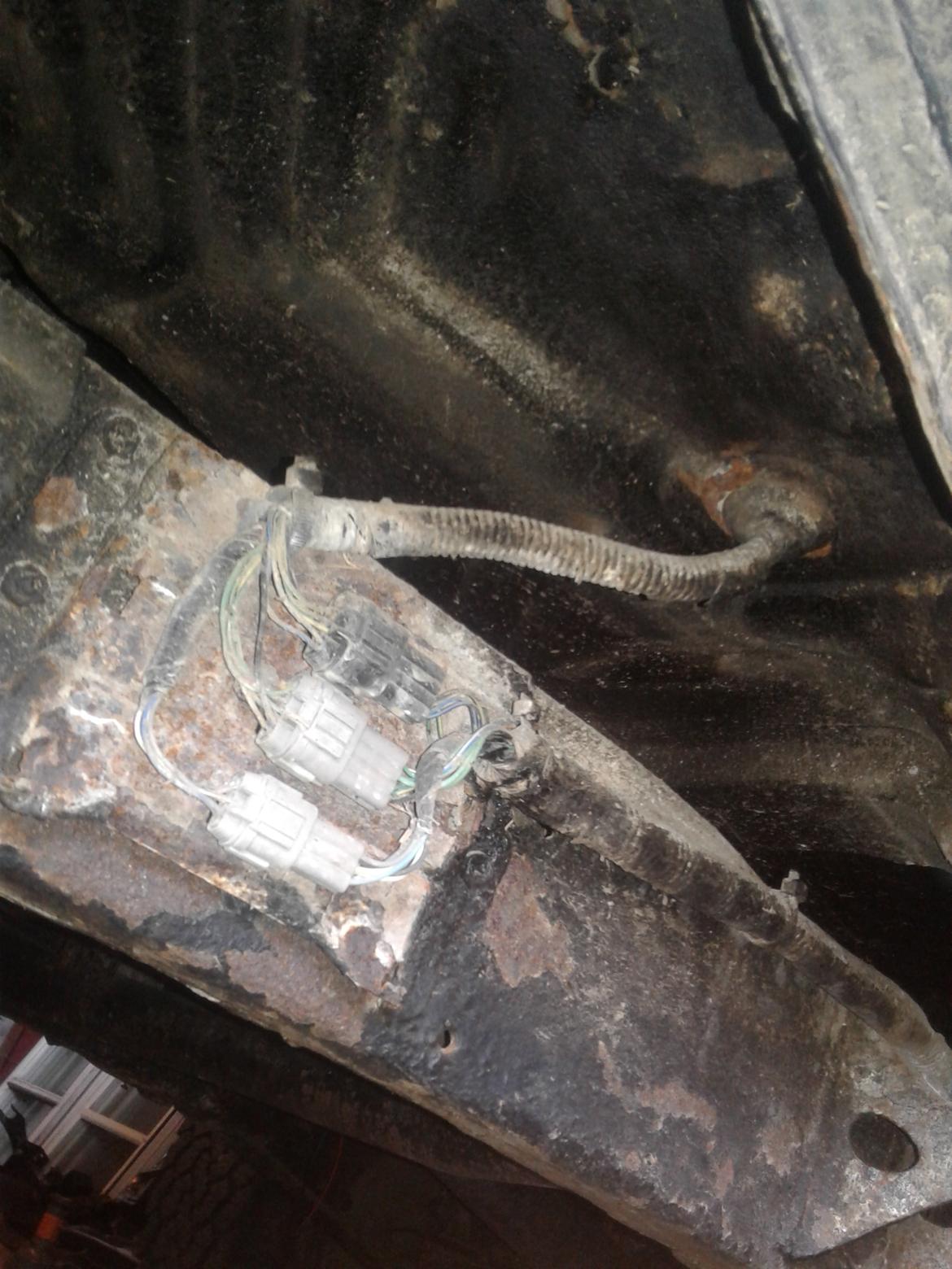 Nissan patrol y61 Renovering - nogle af de ledninger jeg blev opmærksom på da jeg løftede den op på kllodser billede 13