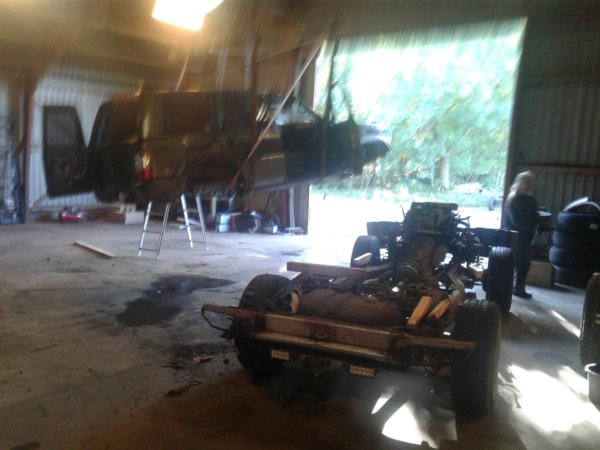 Nissan patrol y61 Renovering - gamle karosseri der bliver sat på donorbilens ramme billede 21