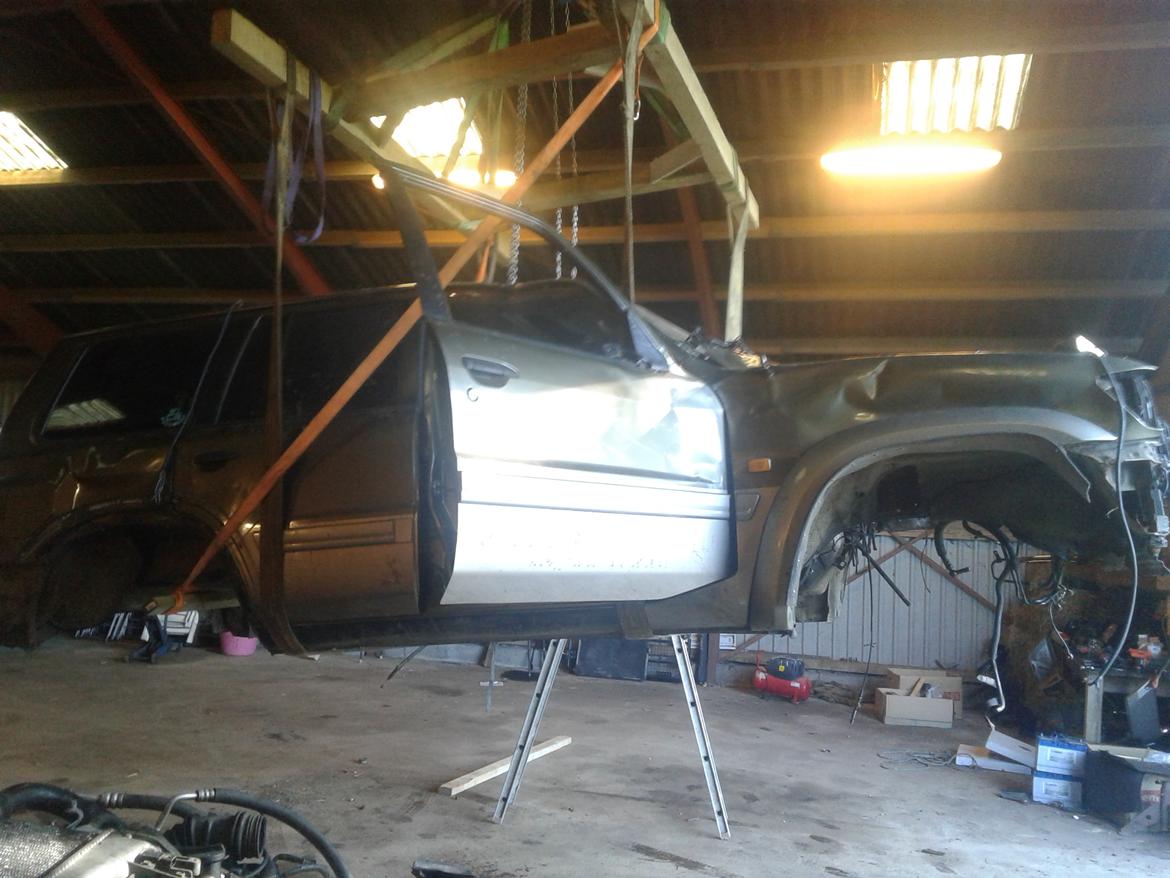 Nissan patrol y61 Renovering - det gamle karosseri blev igen løftet op, og nu sat over på donorbilens ramme for at spare plads. billede 20