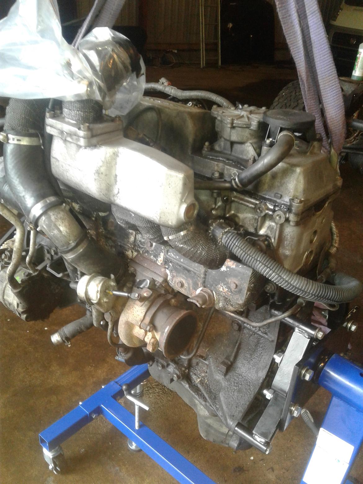 Nissan patrol y61 Renovering - motor blev sat på motorstand fra Biltema... den bukkede.. men efter lidt ombygning kun den stå selv :D billede 22