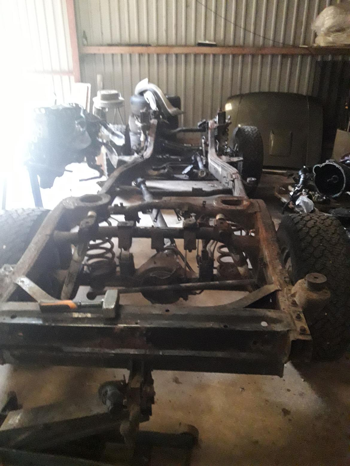 Nissan patrol y61 Renovering - alt bliver afmonteret fra rammen så den kan blive sendt til sandblæsning. billede 23