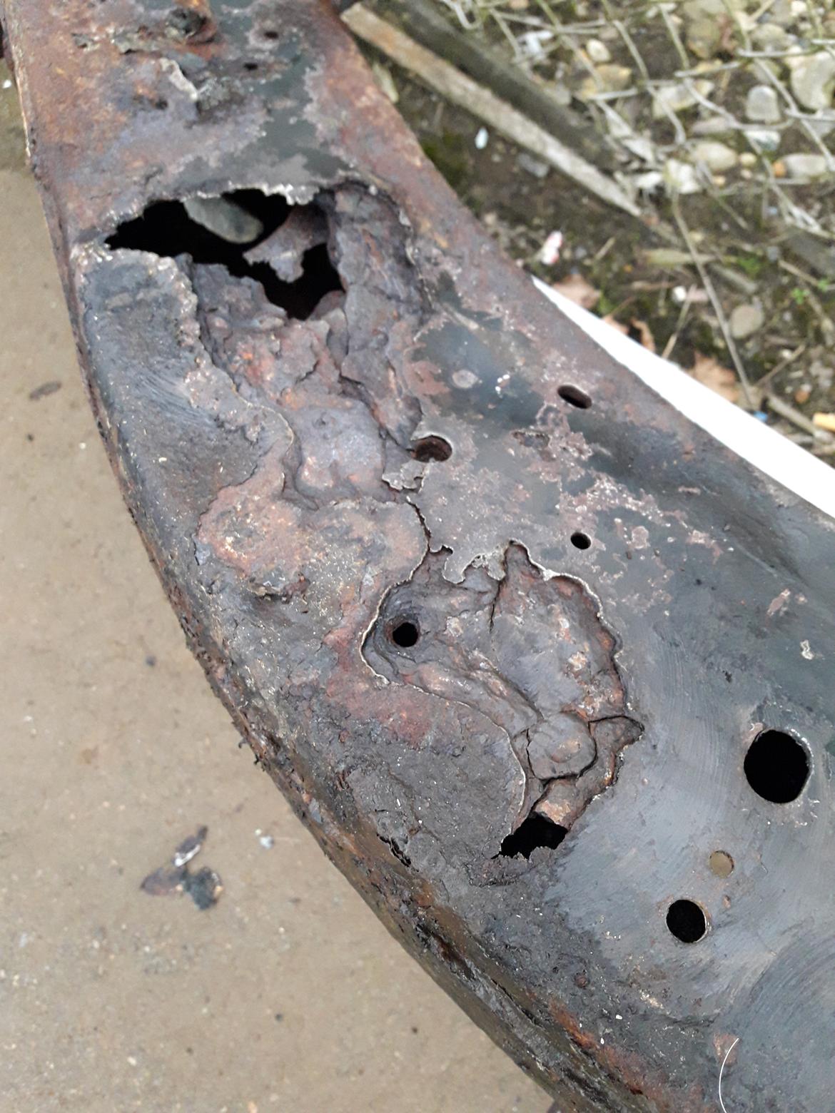 Nissan patrol y61 Renovering - Efter alt var blevet afmonteret var det tydeligt at se at den ikke var helt rustfri i rammen. billede 27