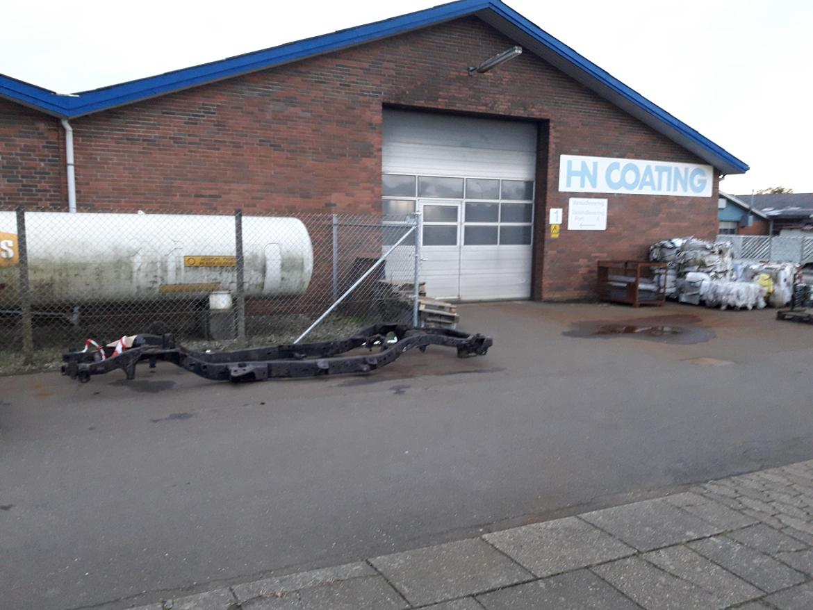 Nissan patrol y61 Renovering - smidt af søndag aften hos HN Coating i Herning. De stod for sandblæsning af rammen. 1500 kr  billede 31