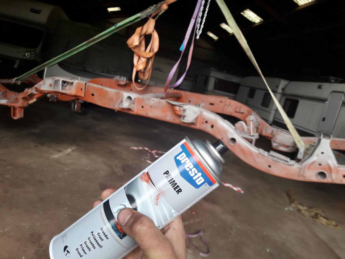 Nissan patrol y61 Renovering - jeg gav rammen en gang billig grunder for at den ikke skal ruste inden den skal galvaniseres i fremtiden.  Har lidt fortrudt det, da den nu alligevel skal sandblæses engang til :D billede 38