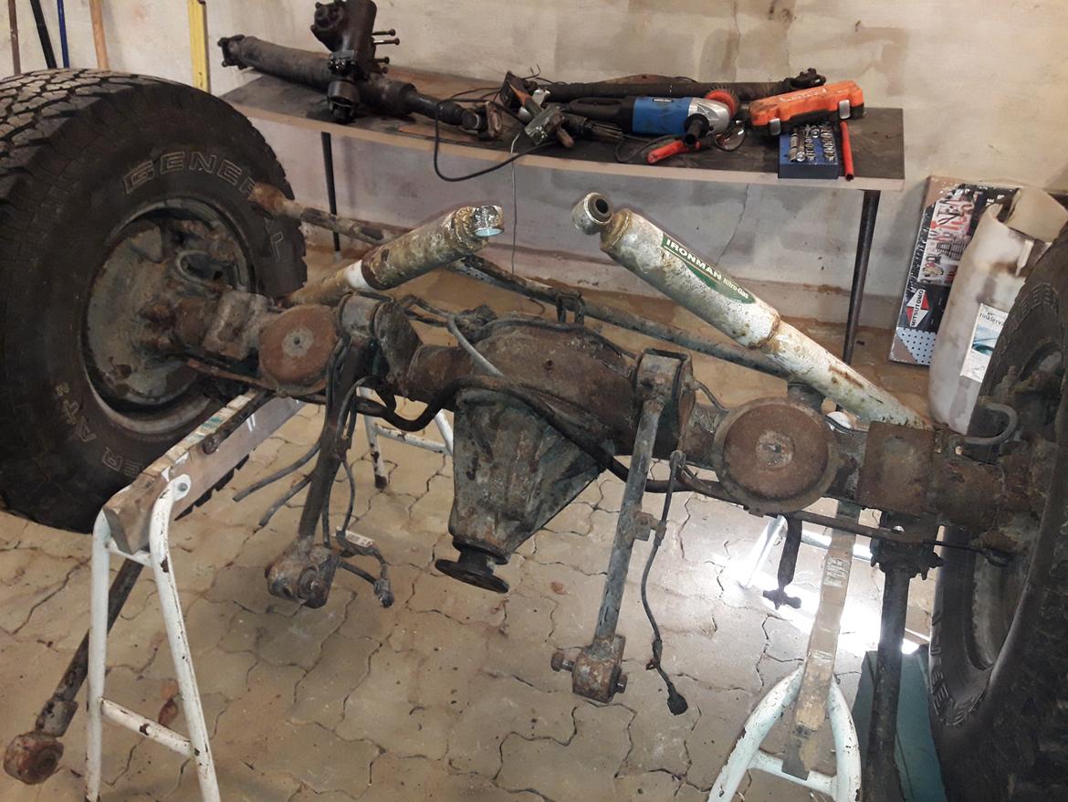 Nissan patrol y61 Renovering - alle dele skal renses og males, billede 42