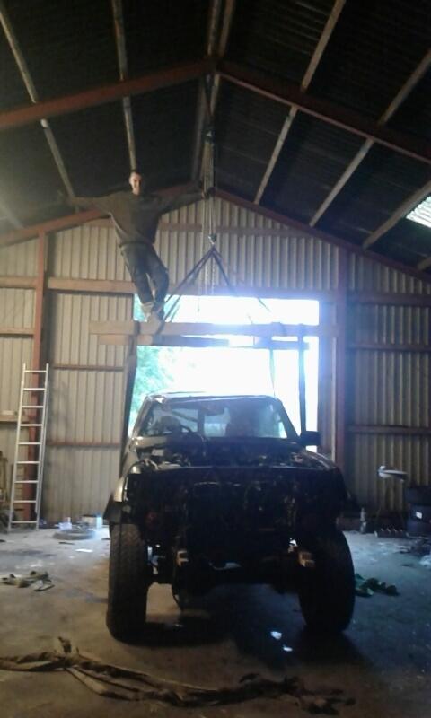 Nissan patrol y61 Renovering - karosseriet blev løftet af med en talje fra harald nyborg og stålspærene i maskinhuset billede 14