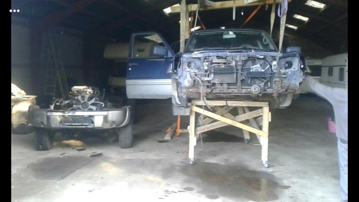 Nissan patrol y61 Renovering - Karosseriet blev løftet af og sat på et stativ jeg lavede i træ. billede 19