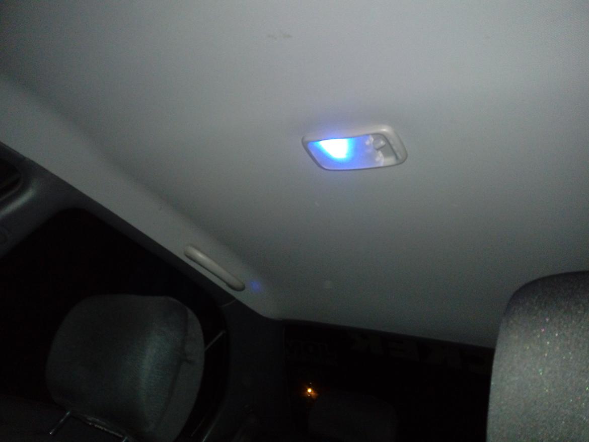   projekt  styling Corolla E10 sedan  - fået montert Blå ledlys i som loftlys billede 148