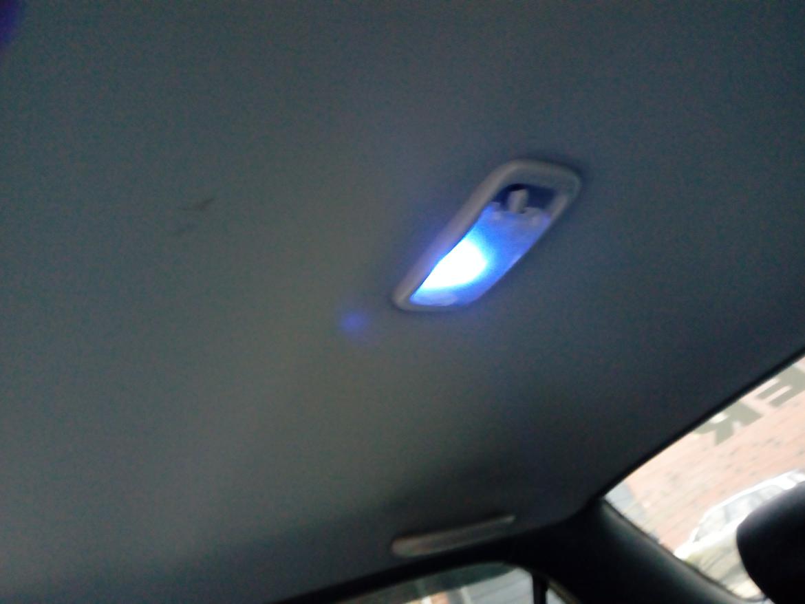   projekt  styling Corolla E10 sedan  - fået montert Blå ledlys i som loftlys billede 149