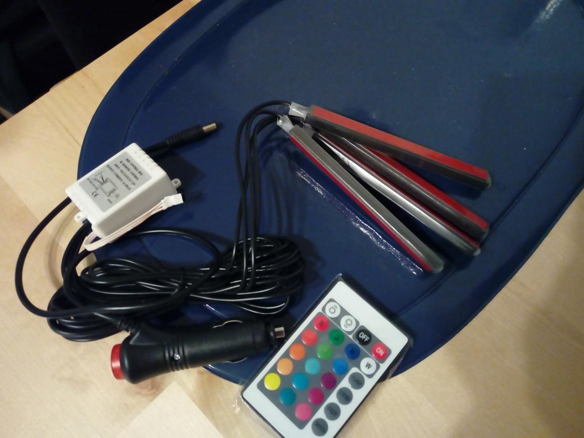   projekt  styling Corolla E10 sedan  - så fik man købt Ledlys igen ned til fødder og hvor der er 16 farve og styres med fjernbetjen. billede 163