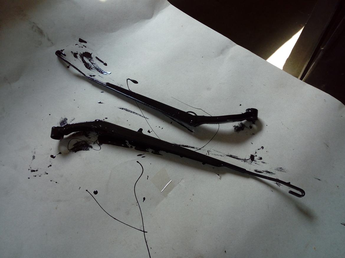   projekt  styling Corolla E10 sedan  - 25/4 2019 så har man fået  malet viskearm det pyntede på bilen :) :D billede 173