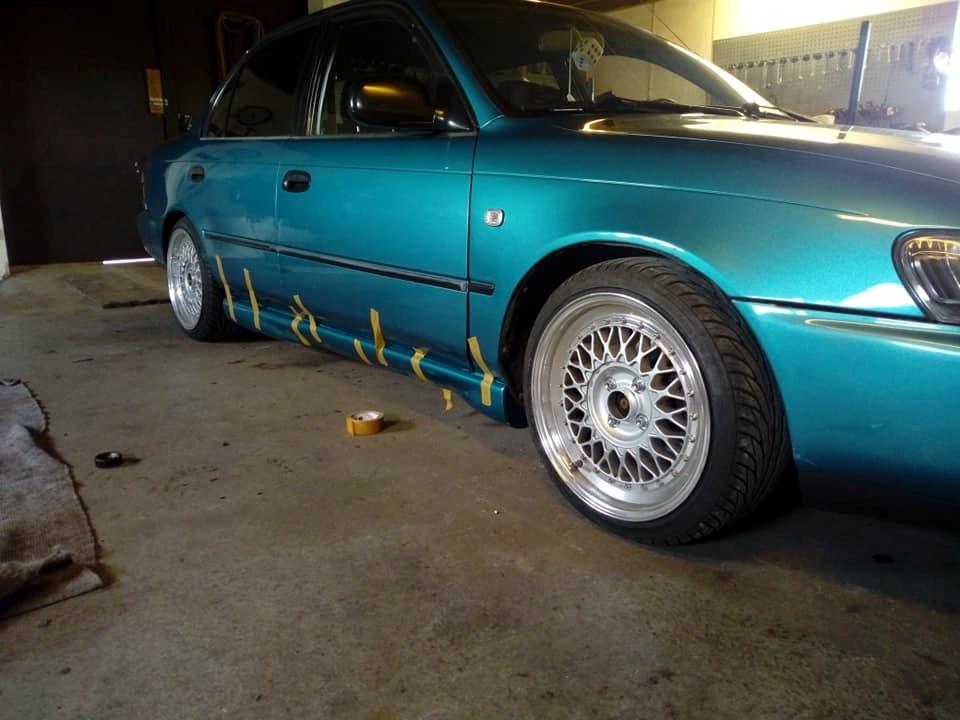   projekt  styling Corolla E10 sedan  - 4/5 2019 så har man fået sideskørter på Corolla det ser bare mega godt ud ???????? så nu kan man sætte en fluben mere nu mangler jeg kun få underlæbe på ?????? mange tak for hjælpen mine venner så skal jeg nok engang have fundet noget til bagkofanger ?????? billede 111