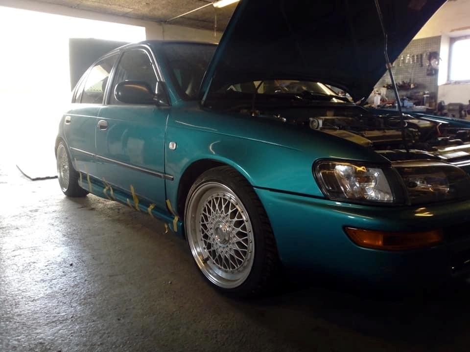   projekt  styling Corolla E10 sedan  - 4/5 2019 så har man fået sideskørter på Corolla det ser bare mega godt ud ???????? så nu kan man sætte en fluben mere nu mangler jeg kun få underlæbe på ?????? mange tak for hjælpen mine venner så skal jeg nok engang have fundet noget til bagkofanger ?????? billede 110