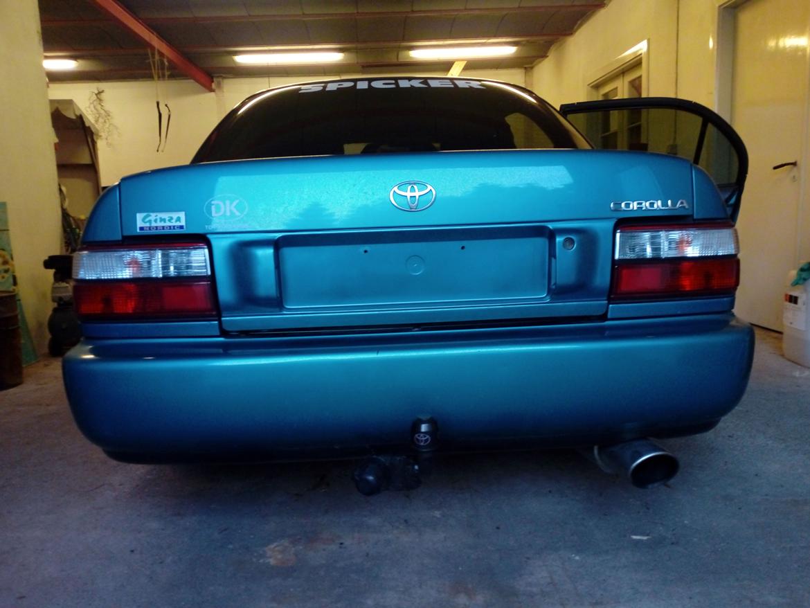   projekt  styling Corolla E10 sedan  - 30/8 2019 så fik man lige malet nummerpladerammen på billen hvor den fik basis farve billede 186