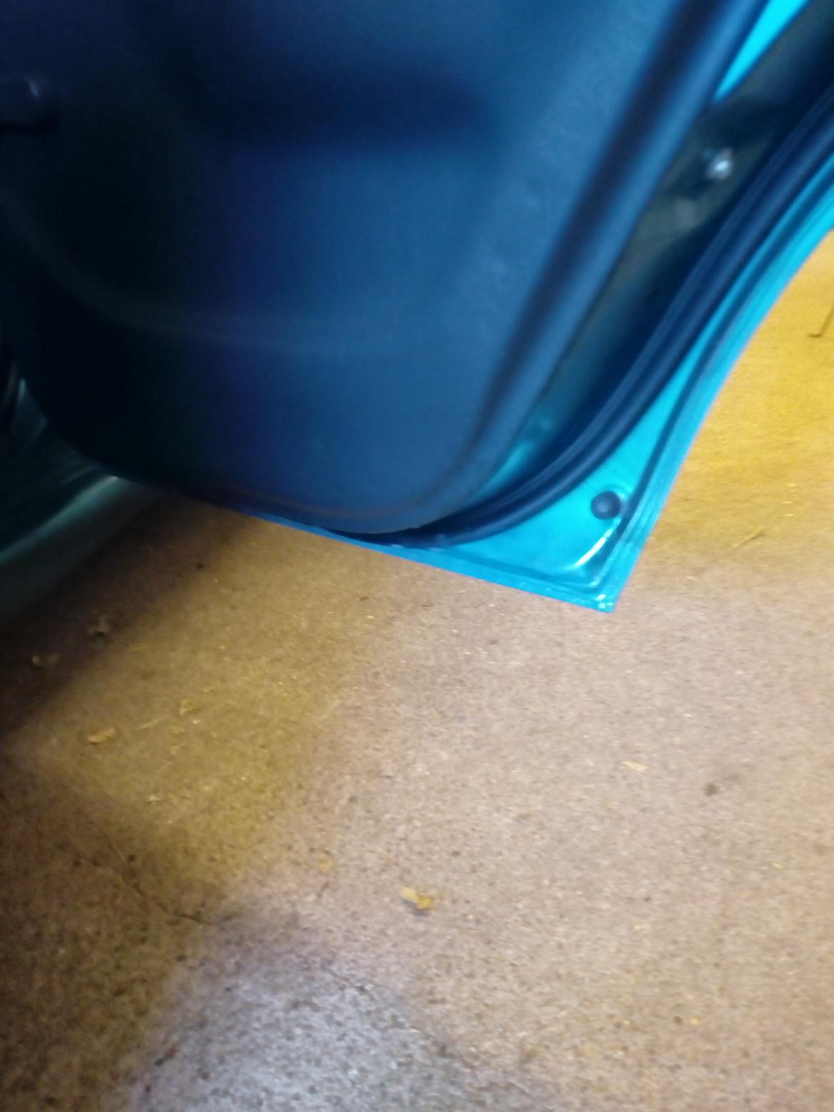   projekt  styling Corolla E10 sedan  - 30/8 2019 så fik man lige malet lidt ved dørne  på billen hvor den fik basis farve billede 187