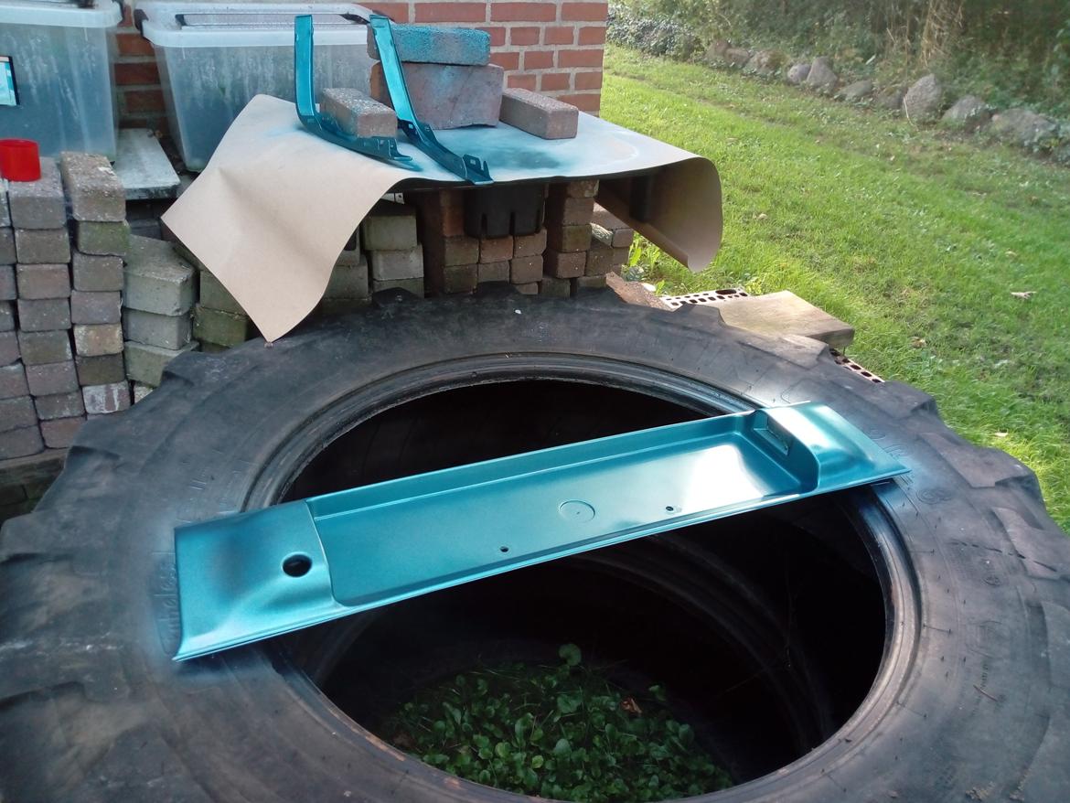   projekt  styling Corolla E10 sedan  - 30/8 2019 så fik man lige malet nummerpladerammen på billen hvor den fik basis farve billede 183