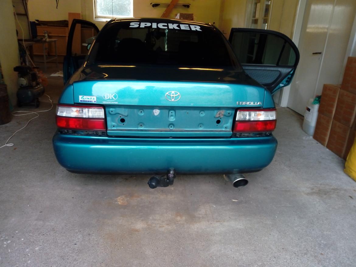   projekt  styling Corolla E10 sedan  - 30/8 2019 så fik man lige malet nummerpladerammen  på billen hvor den fik basis farve billede 184