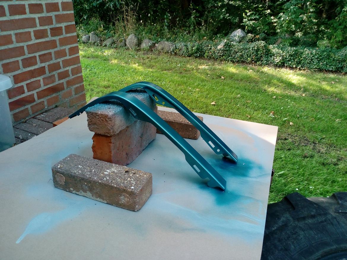   projekt  styling Corolla E10 sedan  - 30/8 2019 så fik man lige malet lidt på billen hvor den fik basis farve billede 181