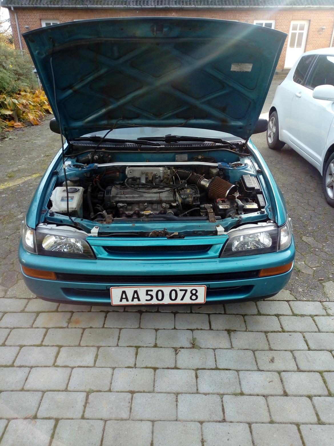   projekt  styling Corolla E10 sedan  - 25/ 10 2019 så fik man monterert tårnstiver i motorrummet  billede 223