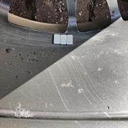 Dybe ridser i lakken/fælgen ved afbalanceringsklodser.