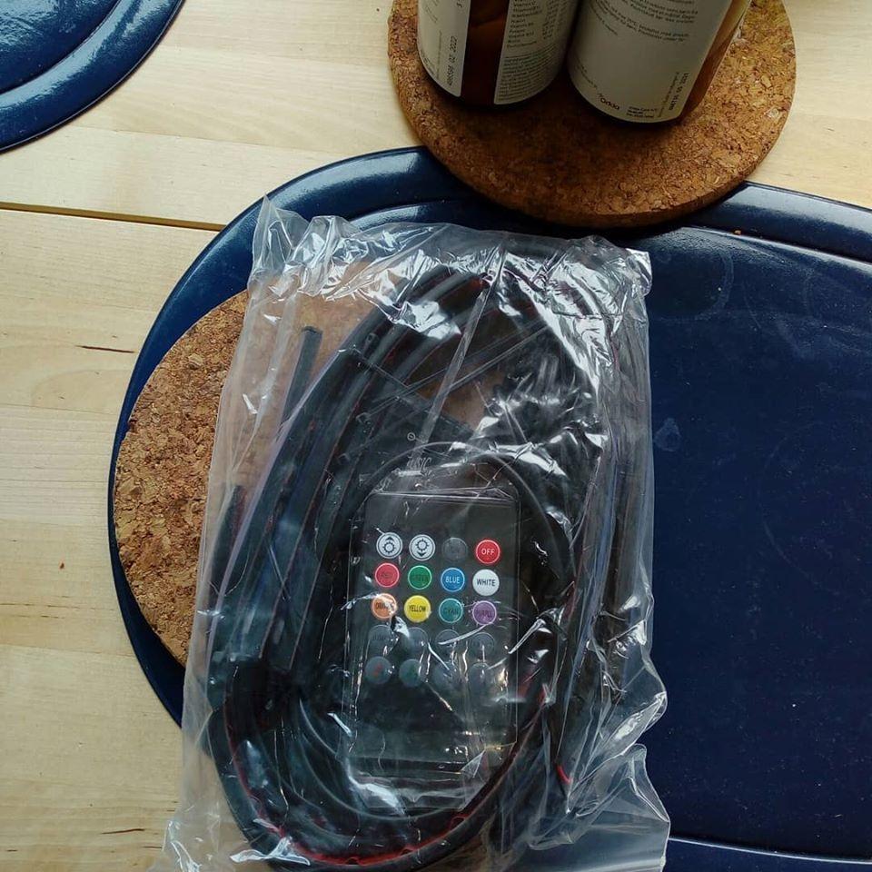   projekt  styling Corolla E10 sedan  - 29/7 2020 så er min pakke kommet

så nu er der neonlys til under bilen ????????

Flerfarvet LED-strimmellys til under bilen Musik Underglød Lys LED Underglød Lyssæt med Lyd Aktiv Funktion og Trådløs Fjernbetjening billede 288