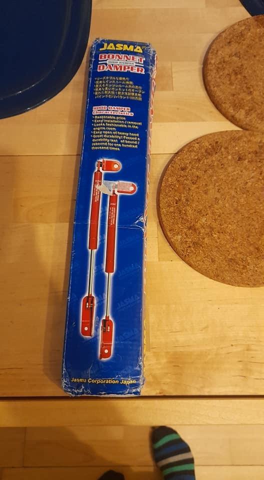   projekt  styling Corolla E10 sedan  - 15/1 2021SÅ FIK jeg min gasstøddæmp til motorrummet   ?????? nu skal de bare males så de passer til bilen farve ?????? billede 279