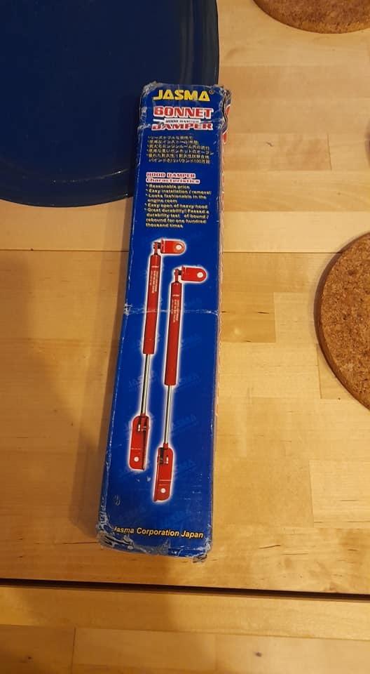   projekt  styling Corolla E10 sedan  - 15/1 2021 SÅ FIK jeg min gasstøddæmp til motorrummet   ?????? nu skal de bare males så de passer til bilen farve ?????? billede 280