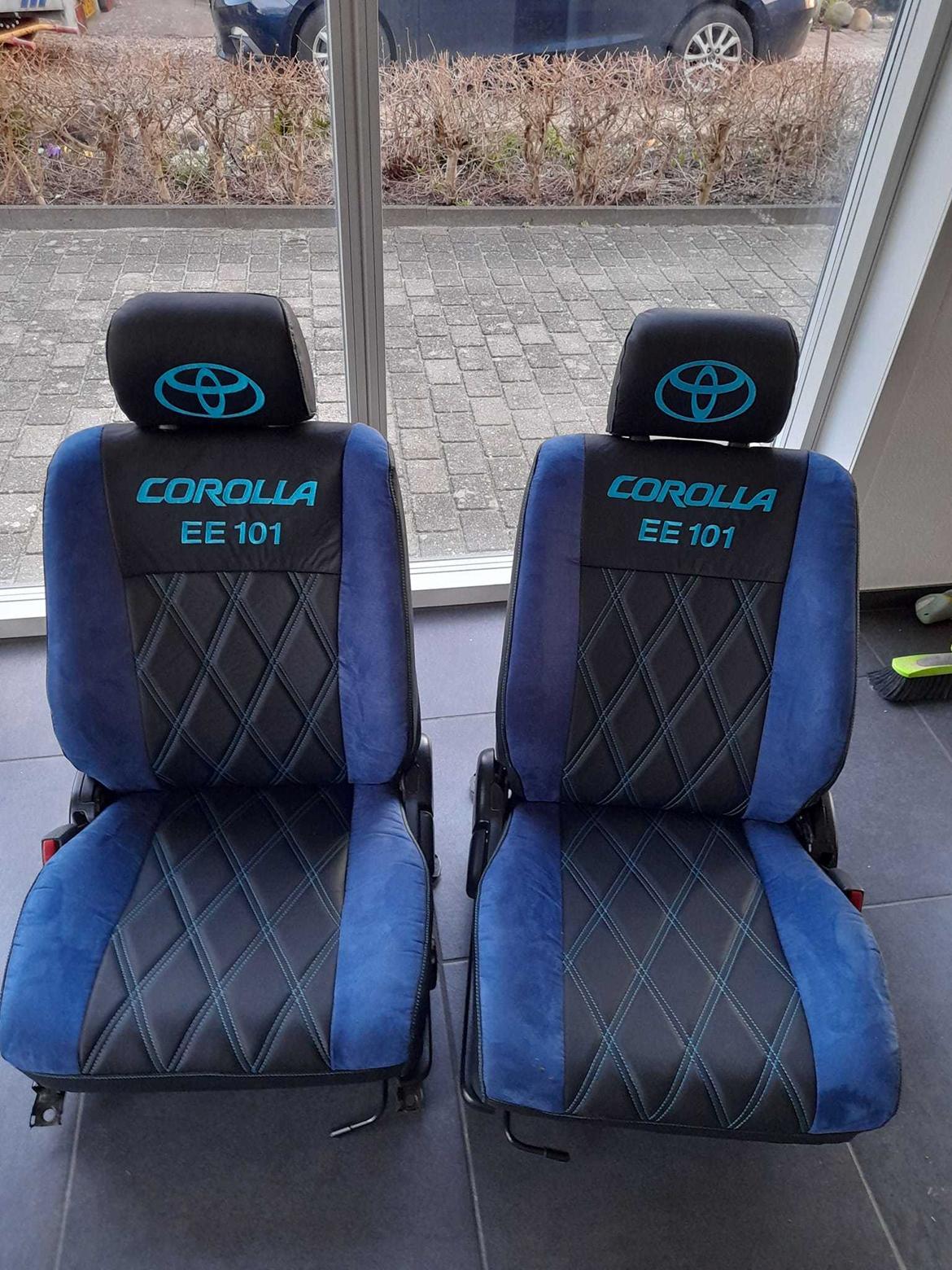   projekt  styling Corolla E10 sedan  - blå og sort læderkabine med tykis blå skrift og logo og ruder billede 329