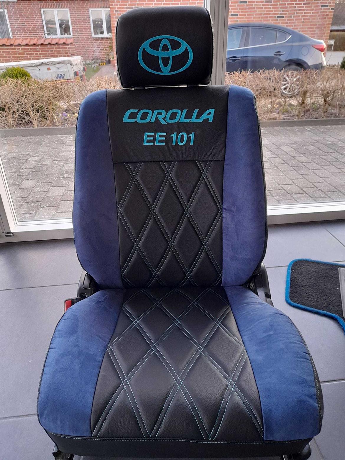   projekt  styling Corolla E10 sedan  - blå og sort læderkabine med tykis blå skrift og logo og ruder billede 328