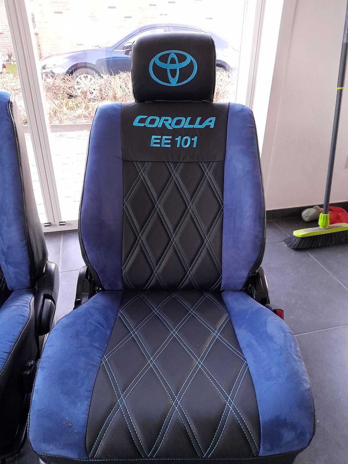   projekt  styling Corolla E10 sedan  - blå og sort læderkabine med tykis blå skrift og logo og ruder  billede 327