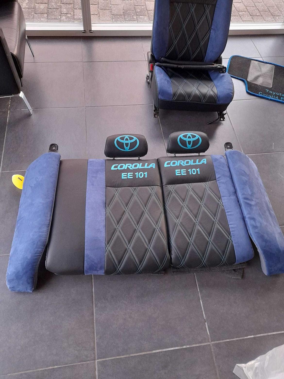   projekt  styling Corolla E10 sedan  - blå og sort læderkabine med tykis blå skrift og logo og ruder billede 333