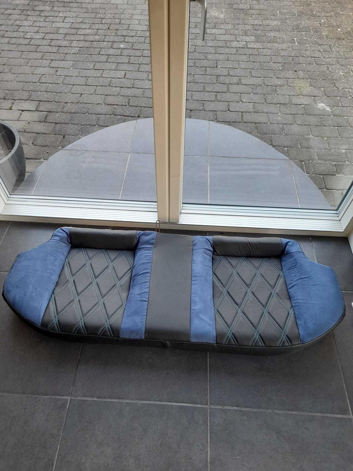   projekt  styling Corolla E10 sedan  - blå og sort læderkabine med tykis blå skrift og logo og ruder billede 332