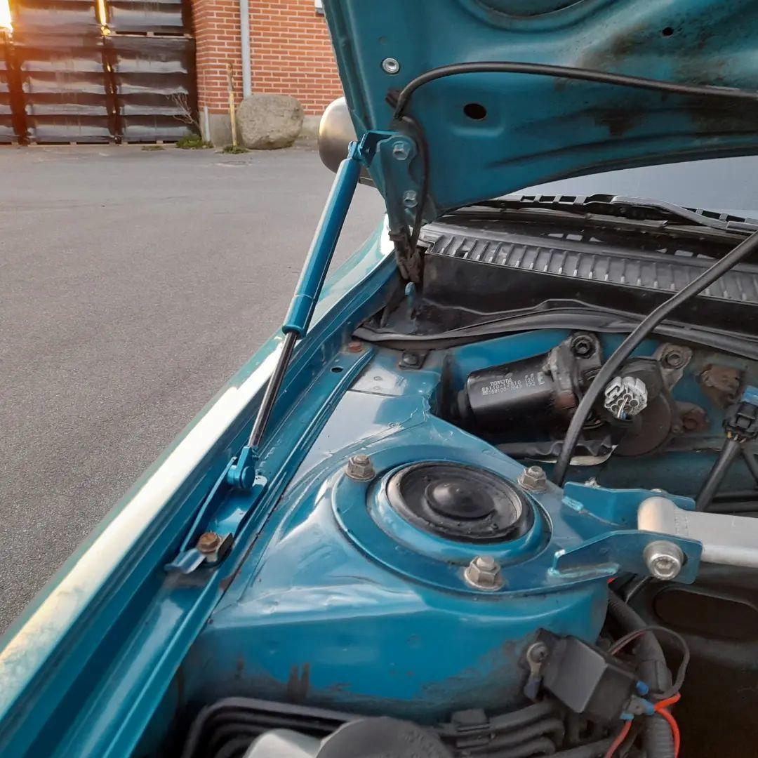   projekt  styling Corolla E10 sedan  - 26/3 2022 Så fik man monterer Gasstøddæmp til motorrum i dag billede 284