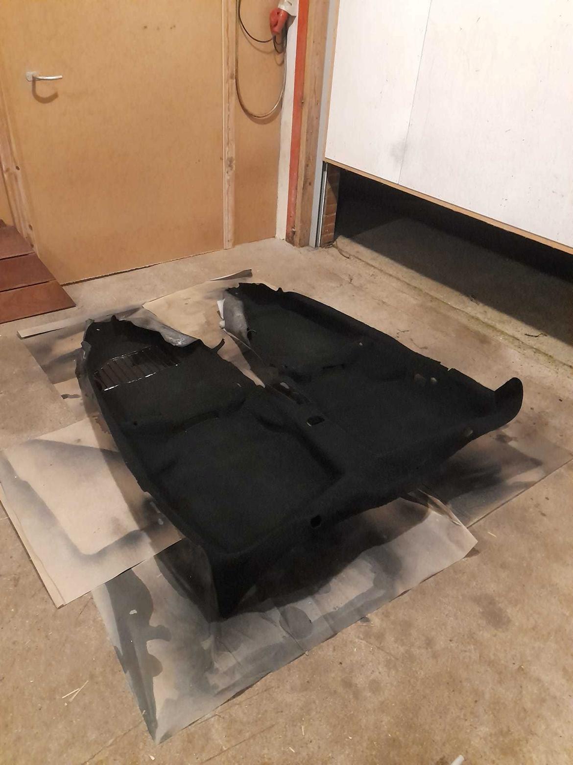   projekt  styling Corolla E10 sedan  - gulvtæppet malet i sort  billede 372