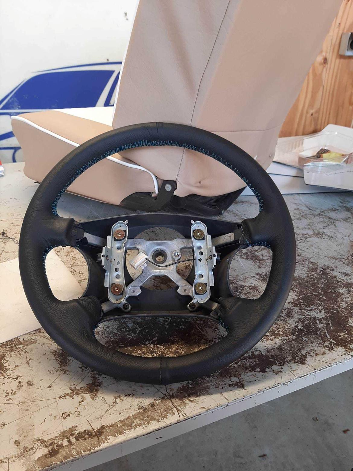   projekt  styling Corolla E10 sedan  - så den ser ude nu 3/4 2023 læderret med tykisblå sygning billede 383