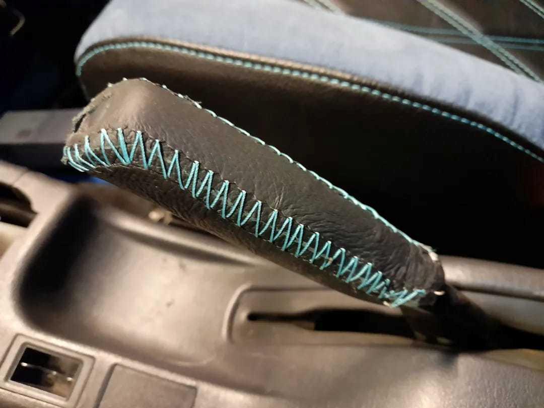   projekt  styling Corolla E10 sedan  - 28/4 2023  så har jeg få læder på håndbreamsen med tykisblå sygning   billede 385