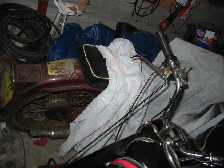 Min anden hobby motorcykler og knallereter:). - Under dækkenet står en Bsa c12 250 cc 1956 og venter på at blive restaureret "eller nyder den bare det gode selskab med resten af cyklerne:))". billede 8