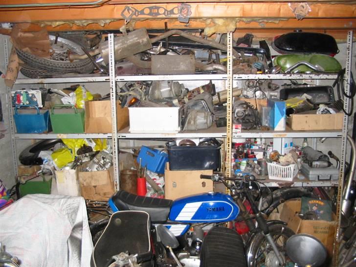 Min anden hobby motorcykler og knallereter:). - Del af mit lager Ja der er lidt af hvert Opel manta, Ford scorpio, ford sierra, Bsa, Yamaha fs1. billede 9